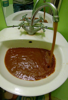 Bad  - Kaffee aus Wasserhahn