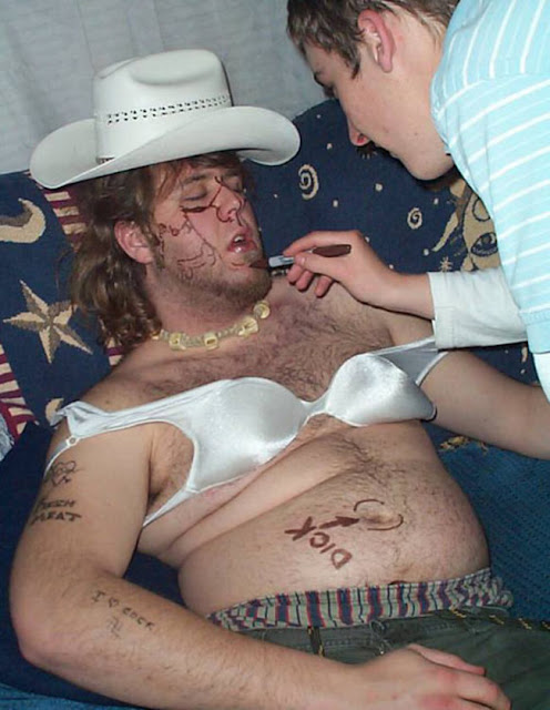 Betrunkener Mann angemalt mit BH beim schlafen
