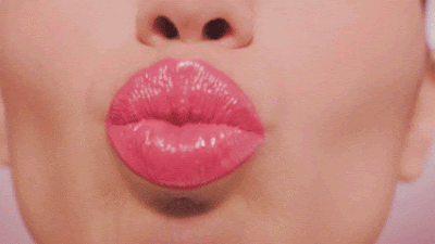 Kuss mit rotem Lippenstift auf Glasscheibe
