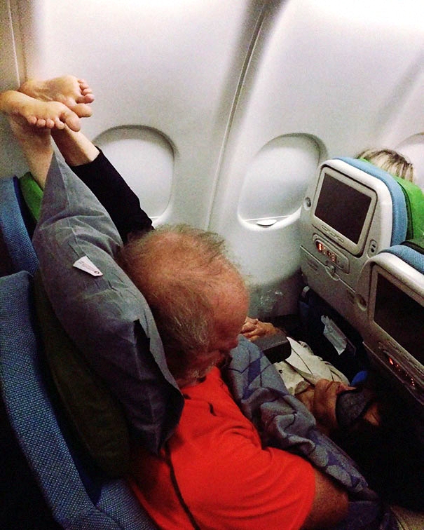 Füße hochlegen - beengt schlafen auf Boden vom Flugzeug