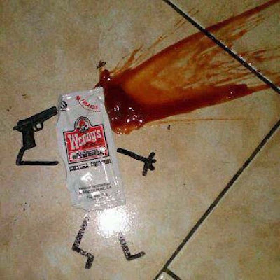 Ketchup macht Schluss- Ketchup Tüte zertreten 
