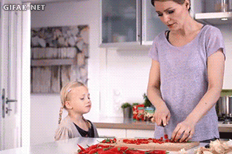 Hausfrau mit Kind in Küche beim kochen