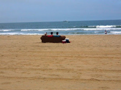 Lustiges Bild Fruehling drei Freunde auf Sofa am Strand Lustiges über Umwelt, Wetter & Jahreszeitenhumor Frühling, Humorvolle Alltagsgeschichten, Natur