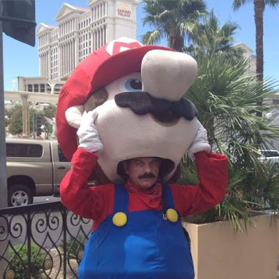 Mann in Super Mario Kostüm