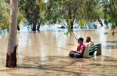 Wartende Männer beim Angeln - Überschwemmung