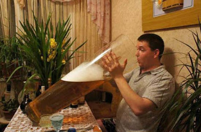 Mann trinkt großes Bier extrem - lustige Bilder