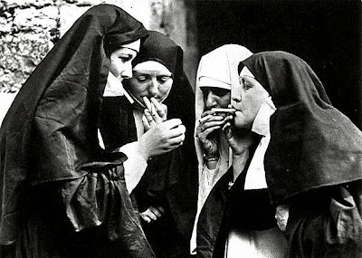 Nonnen beim rauchen - Der Herr qualmt mit