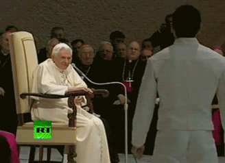 Der Papst und Homosexuelle Tänzer