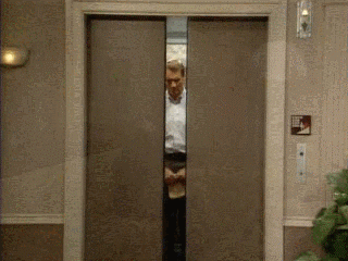 Al Bundy kommt stinkend aus Fahrstuhl