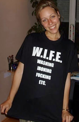 Frau mit lustigem T-Shirt Spruch - perfekte Hausfrau