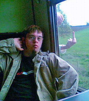 Witziges Fenster Foto Mann im Zug Stinkefinger Nachdenkliches Nachdenkliches