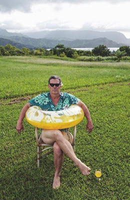 Witziges Sommer Bild Mann mit Schwimmreifen Freizeit mit Freude: Entspannung, pur Freizeit, Komische Begebenheiten des Lebens, Strand