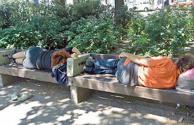 Auf Parkbank schlafen Freizeit mit Freude: Entspannung, pur Alkohol, Besoffene Geschichte, Freizeit, Öffentlichkeit