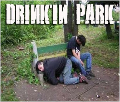 Betrunkene Maenner im Park lustige Saufbilder Hopfen und Humor: Die Welt des Biers Alkohol, Freizeit, Gesundheit, Humorvolle Alltagsgeschichten