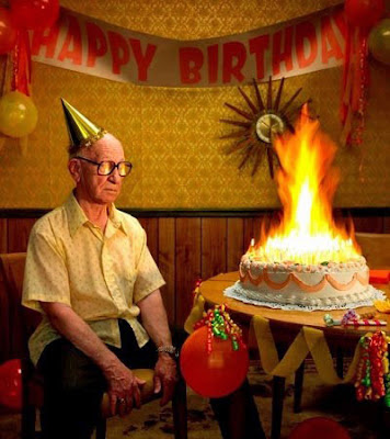 Geburtstag feiern mit Geburtstagskuchen lustig Party-Time: Feste, Feiern und fröhlicher Wahnsinn Alt werden, Geburtstag, Lustiges über das Leben, Party