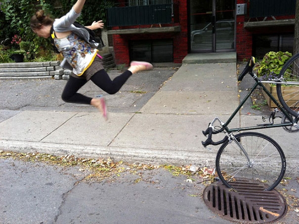Komisches Bild Frau auf Fahrrad kaempft gegen Schwerkraft