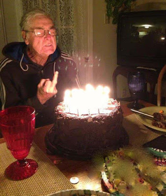 Lustiger alter Mann feiert Geburtstag mit Kuchen Party-Time: Feste, Feiern und fröhlicher Wahnsinn Alt werden, Geburtstag, Geschenke, Komische Begebenheiten des Lebens, Lustiges über das Leben, Party