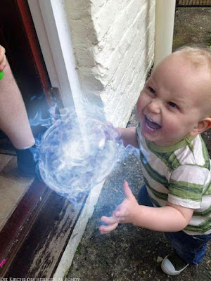 Lustiges Hochbegabtes Kleinkind mit Plasmaball Wissen zum lachen Wissen zum lachen