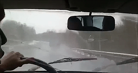 Witzig Autofahren bei Regen kaputter Scheibenwischer Ausflug Ausflug