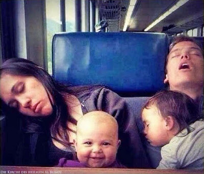 lustige Schlafende Familie im Zug Baby lacht1 Menschliche Marotten: Lustige Geschichten aus dem Leben Komische Begebenheiten des Lebens, Lustiges über das Leben, Müdigkeit